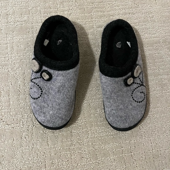 Women’s Acorn Cozy Gray Slippers with rubber soles size 5-6 - Picture 1 of 3
